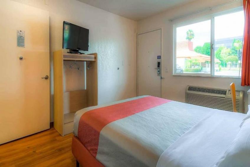 1 Queen Bed  Micfridge - foto 5