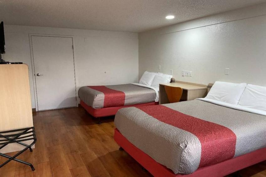2 Queen Beds  Non-Smoking Micfridge