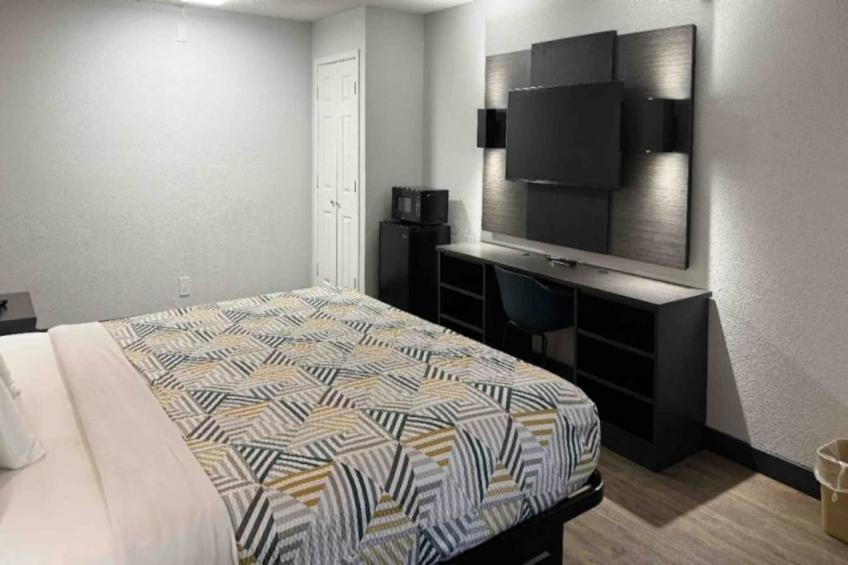 1 King Bed  Smoking Micfridge - foto 5