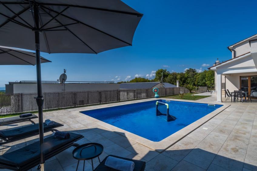 Elegantes Escape mit Pool und Panoramablick - foto 8