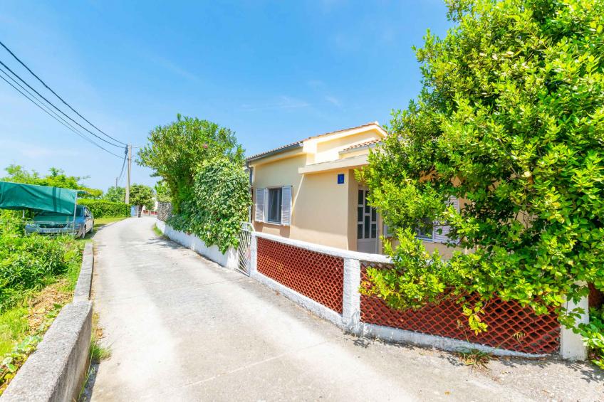 Holiday home with terrace and barbecue - BF-ZP6YR