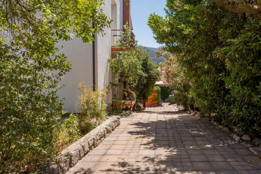 Tihana mit mediterranem Garten - foto 14