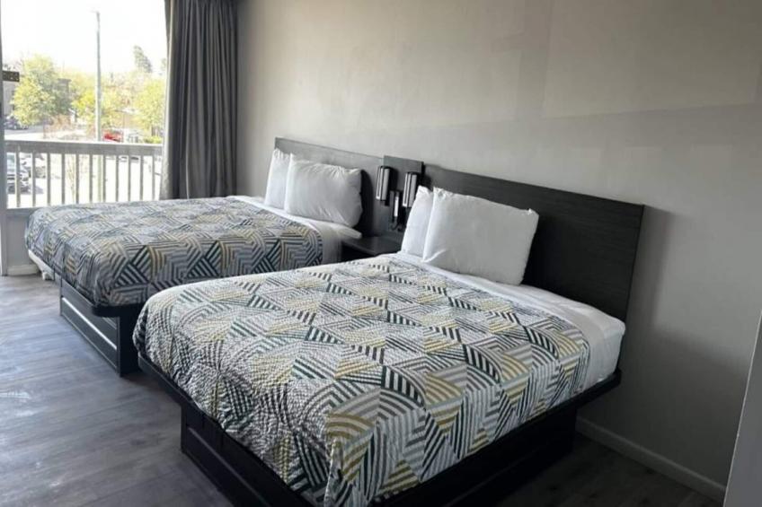 2 Queen Beds  Non-Smoking Micfridge - foto 7