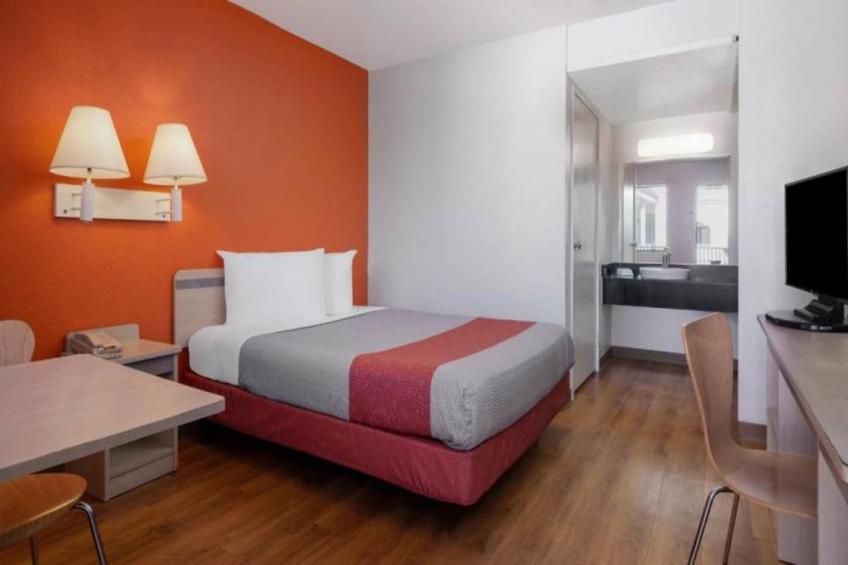1 Queen Bed  ADA/RI Shower - foto 9