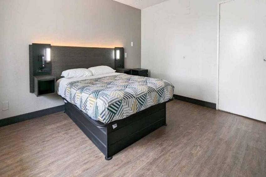1 Queen Bed  ADA/Tub/Micfridge - foto 5