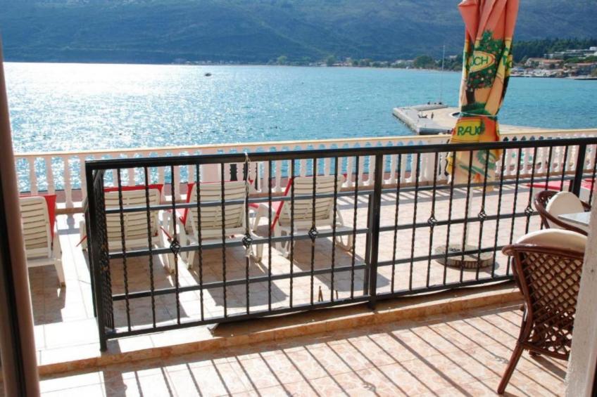 Stunning Beachfront Stay in Herceg Novi -  One Bedroom Apartment B - foto 11