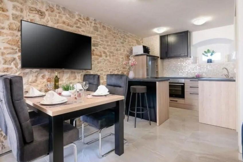 mit Whirlpool und Sauna, in Kastelir