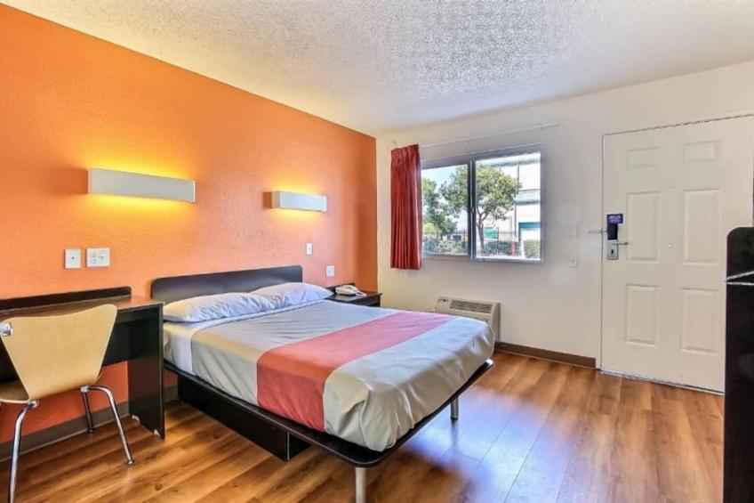 1 Queen Bed  Micfridge - foto 18