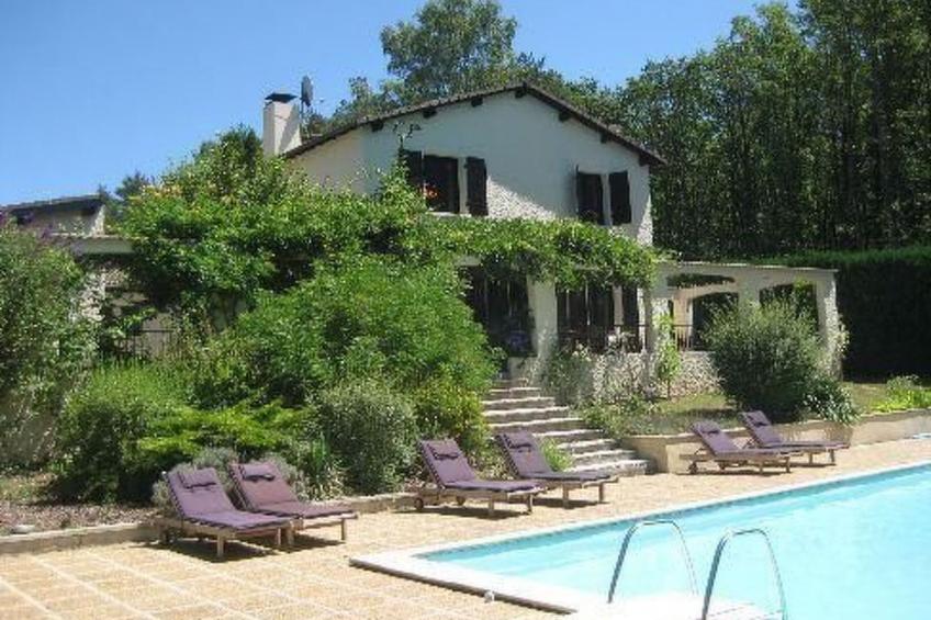 mit Garten, Grill und Terrasse