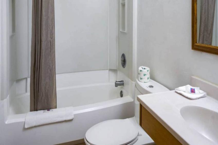 1 Queen Bed  Non-Smoking Kitchen - foto 13