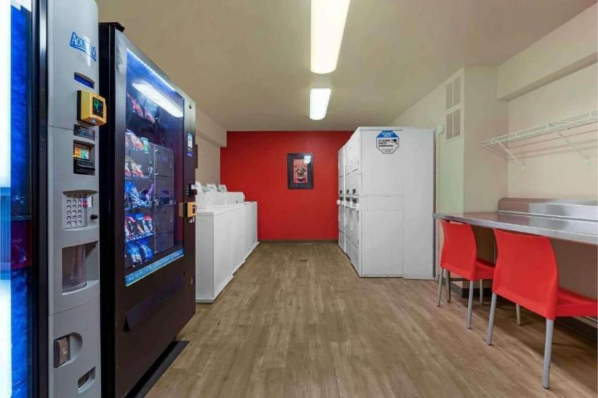 1 King Bed | Non-Smoking, Kitchen, Shower - foto 4