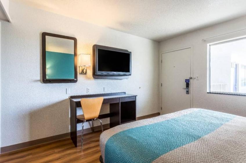 1 King Bed  Non-Smoking - foto 5
