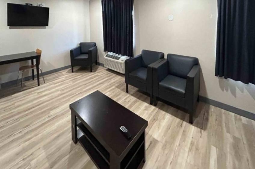 1 Queen Bed  Non-Smoking Kitchen - foto 22