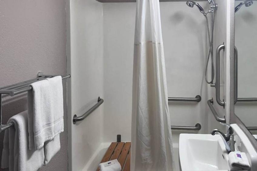 1 Full Bed  ADA/Tub/Micfridge - foto 27