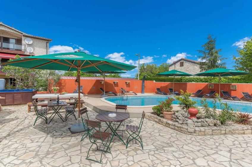 Holiday apartment mit Terrasse und Pool - BF-CZ2M8 - foto 9