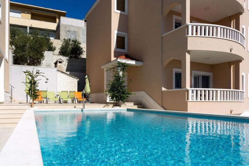 Wohnung in Dugi Rat mit Großer Terrasse - foto 14