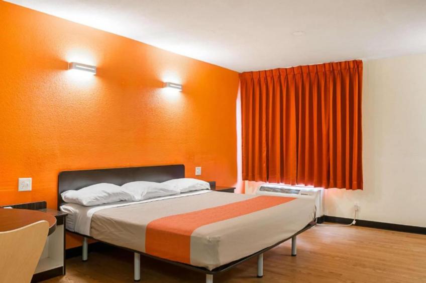 1 King Bed  Non-Smoking