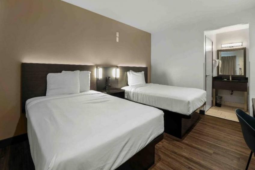 2 Full Beds  ADA/RI Shower/Micfridge - foto 5