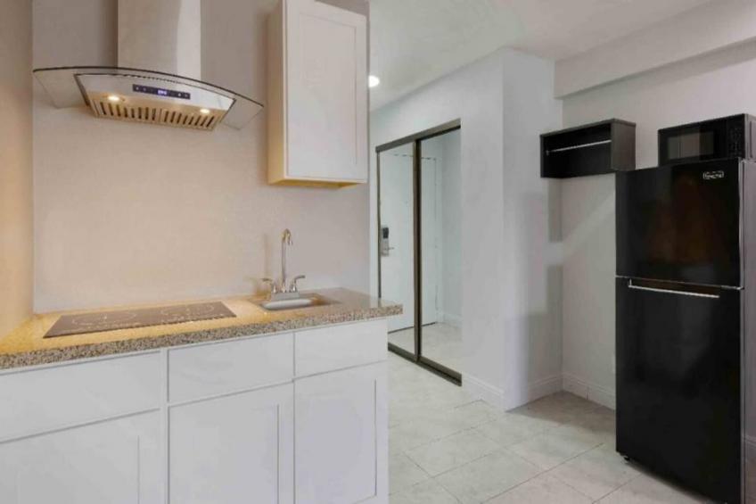 1 King Bed  Non-Smoking Kitchen - foto 4