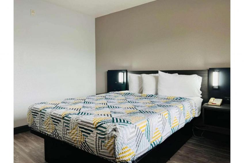 1 Queen Bed  Mini Fridge - foto 15