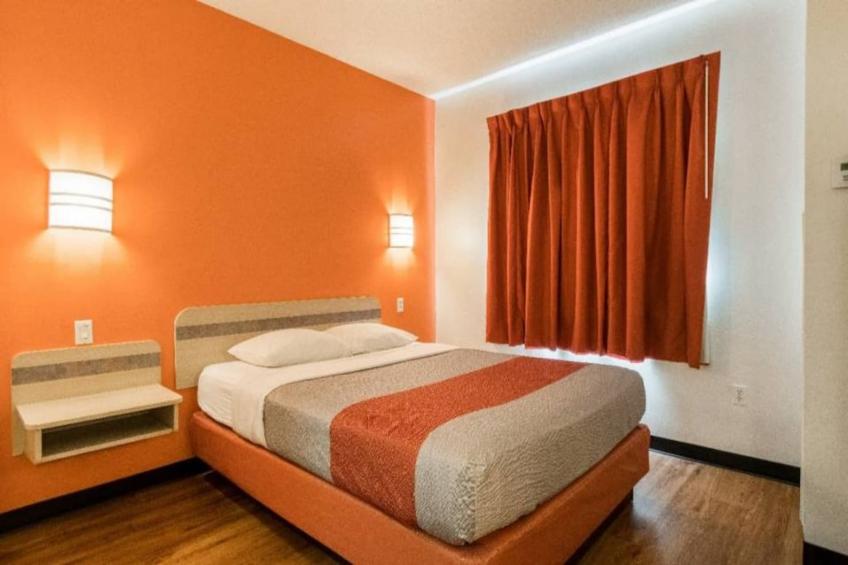 1 QUEEN BED  NON-SMOKING