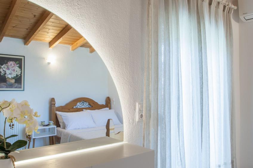 Berge und die ikonische Landebahn des Flughafens Skiathos - foto 13