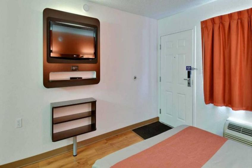 1 QUEEN BED  MICFRIDGE - foto 10