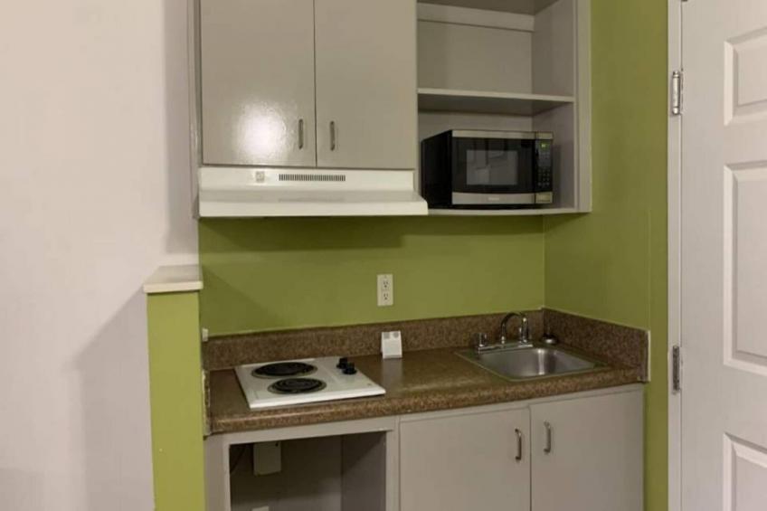 1 Queen Bed  ADA/RI Shower/Smoking/Kitchen - foto 7