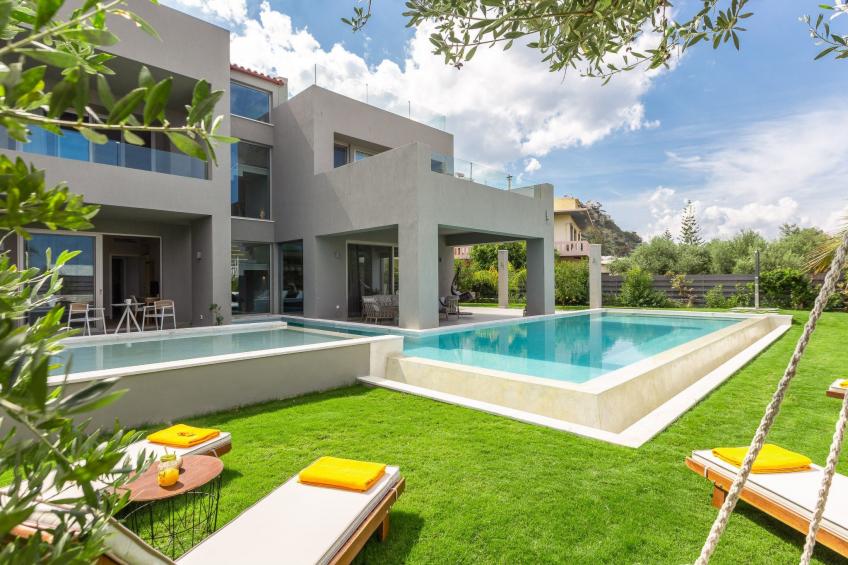 Villa mit beheiztem Pool in der Nähe von Strand und Geschäften