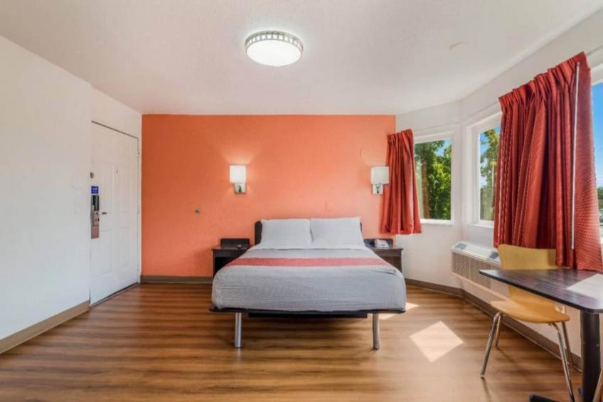 1 Queen Bed  Micfridge - foto 11