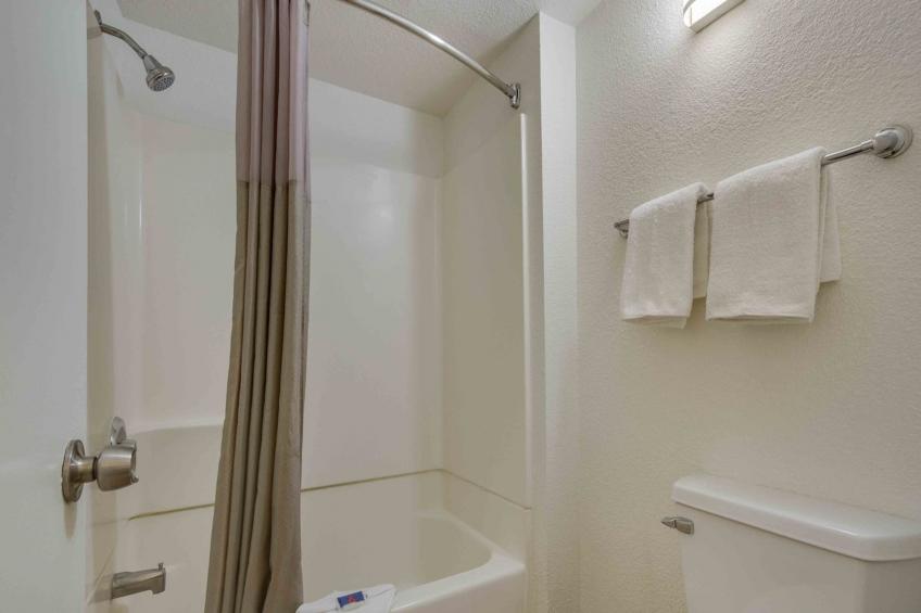 1 Full Bed  ADA/RI Shower - foto 16
