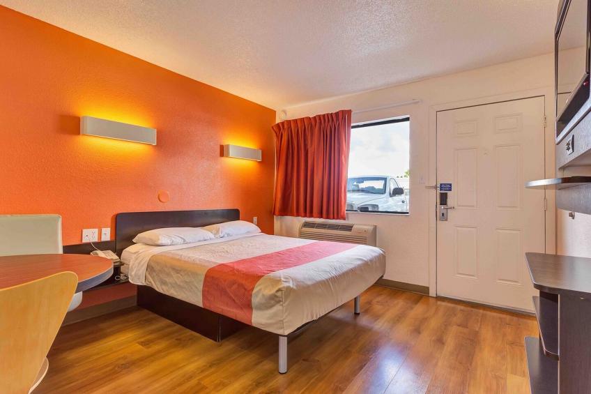 1 Queen Bed  Non-Smoking - foto 10