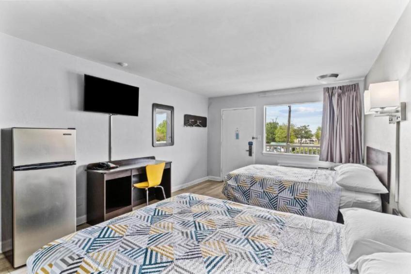 2 Queen Beds  Non-Smoking Kitchen - foto 7