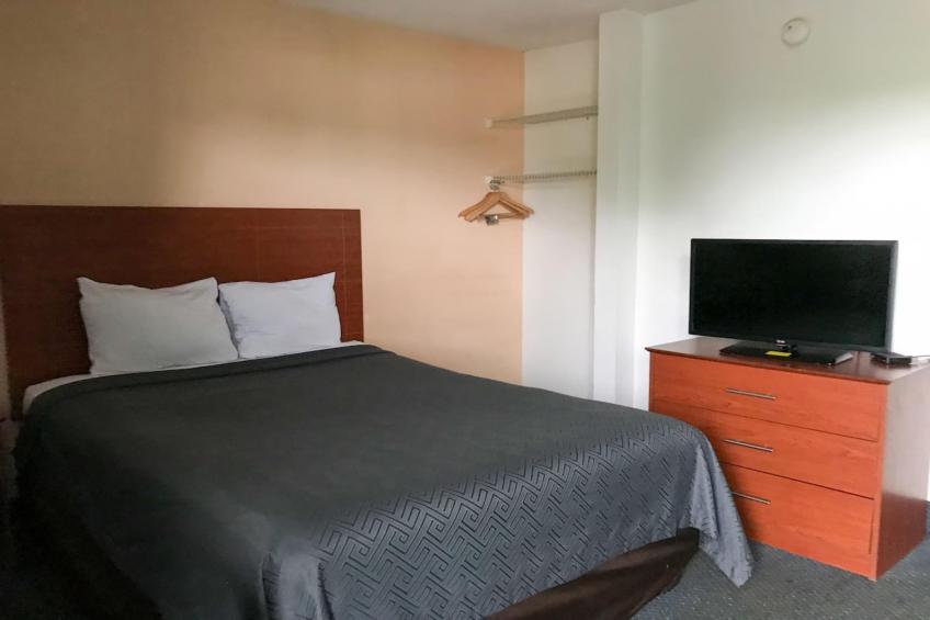 1 Queen Bed  ADA/RI Shower/Nsmk/Kitchen - foto 9