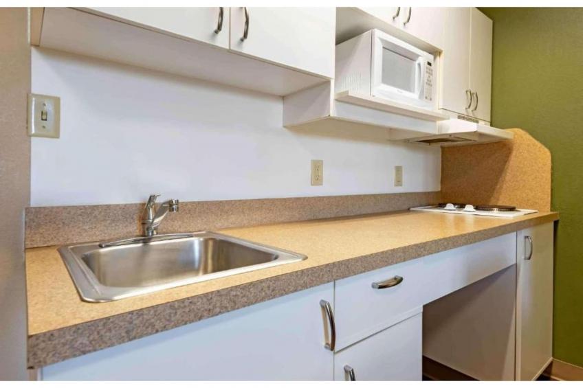 1 King Bed | Non-Smoking, Kitchen, Shower - foto 13