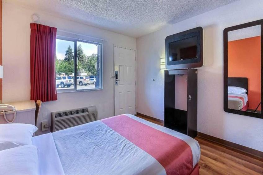 1 Queen Bed  Mini Fridge - foto 6