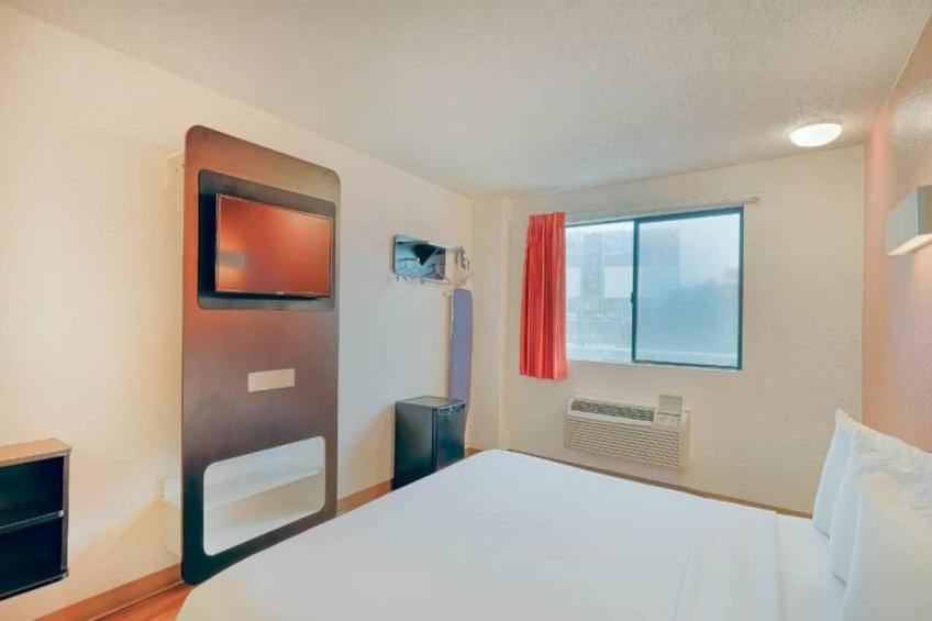 1 King Bed  Mini Fridge - foto 7