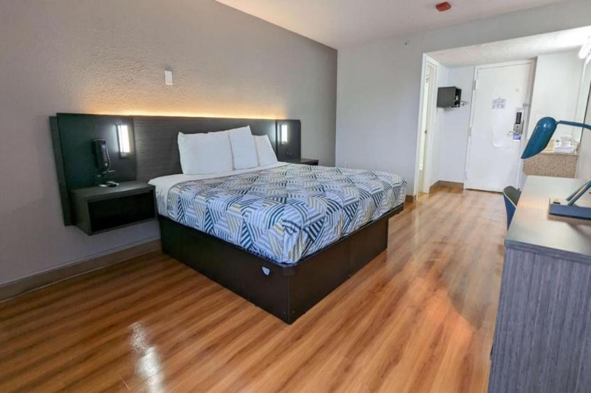 1 Queen Bed  Micfridge - foto 16