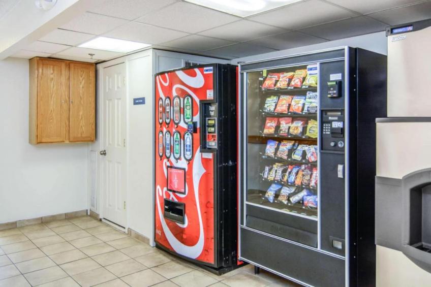 1 King Bed  Premium Mini Fridge - foto 20