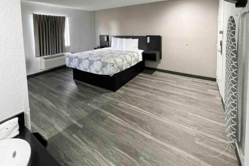 1 King Bed  Non-Smoking Micfridge - foto 25