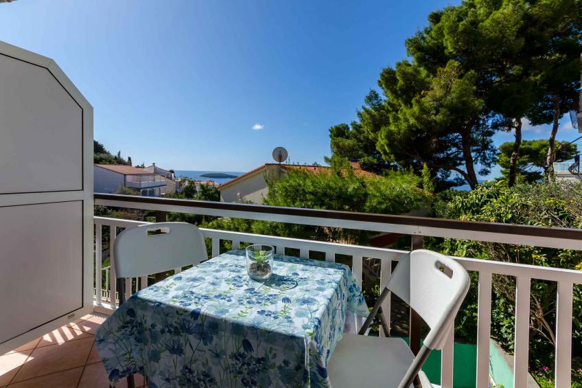 Holiday apartment with air conditioning, balcony and sea view in Hvar - BF-HCW5Z