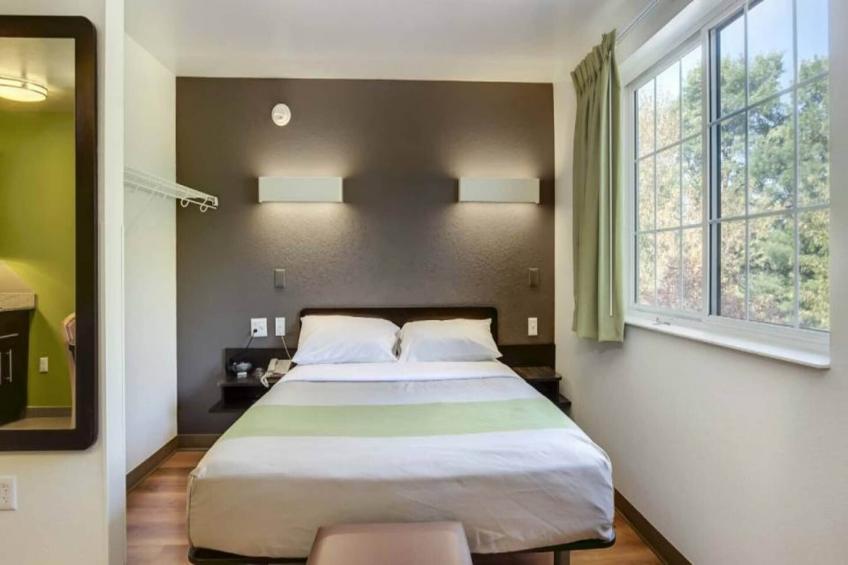 1 QUEEN BED  MOBILITY ACCESSIBLE TUB NON-SMOKING - foto 16