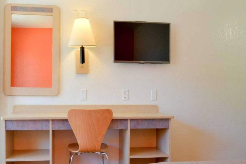 1 Queen Bed  Mini Fridge - foto 3