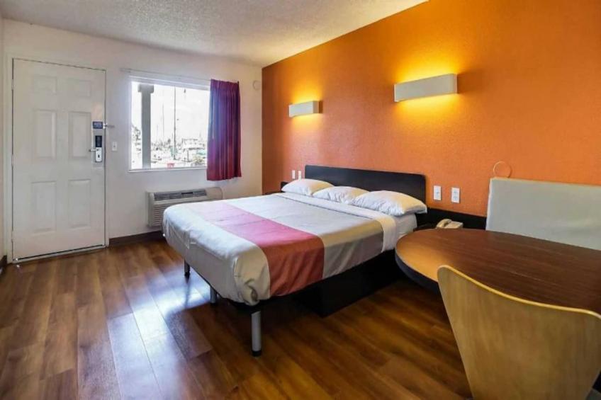 1 Queen Bed  ADA/RI Shower - foto 7
