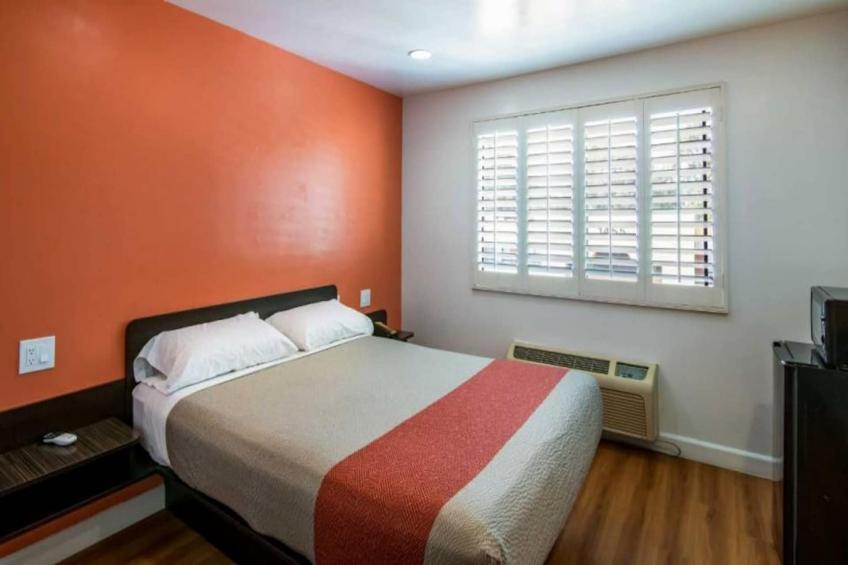 1 King Bed  Non-Smoking Micfridge