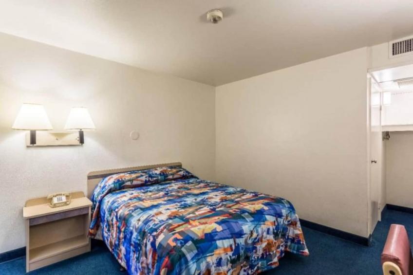1 Queen Bed  Mob Acc RI Shwr Nsmk Micfridg