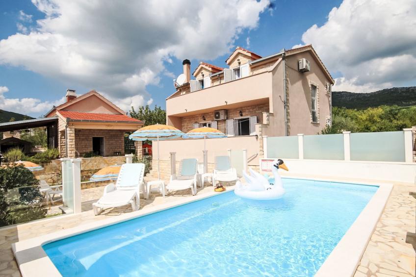für 8 Personen mit privatem Swimmingpool im Hinterland von Split