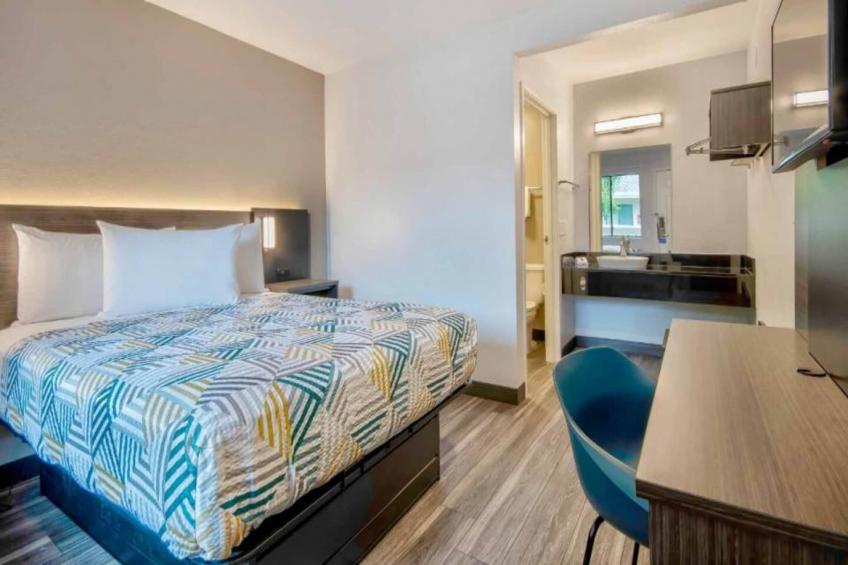 1 Queen Bed  ADA/Tub - foto 6