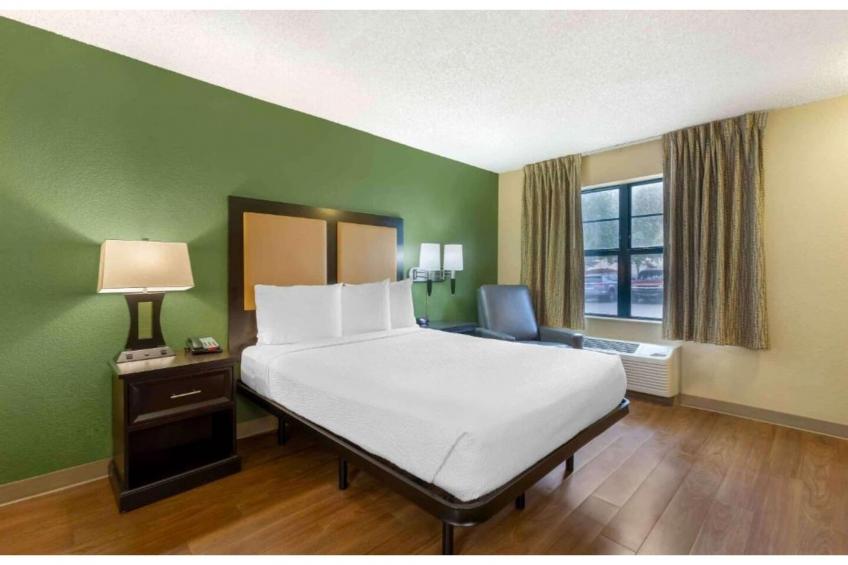 1 Queen Bed  ADA\/RI Shower\/Non-Smoking\/Kitchen - foto 30