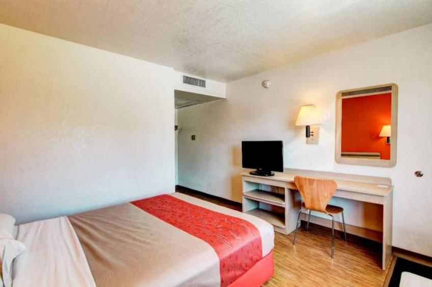 1 Queen Bed  ADA/Tub/Mini Fridge - foto 13